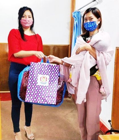 District Administration handing over blankets, baby kits and nutritional supplements to one of the lactating mother returnee who reached the district during the lockdown period under BBBP. (DIPR Photo)